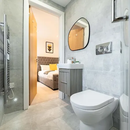 Luxury 3-bed, 3-bath Penthouse - Leeds Centre - Underground Parking