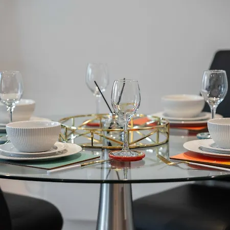 Luxury 3-bed, 3-bath Penthouse - Leeds Centre - Underground Parking شقة ليدز