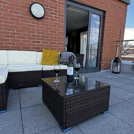 Luxury 3-bed, 3-bath Penthouse - Leeds Centre - Underground Parking شقة