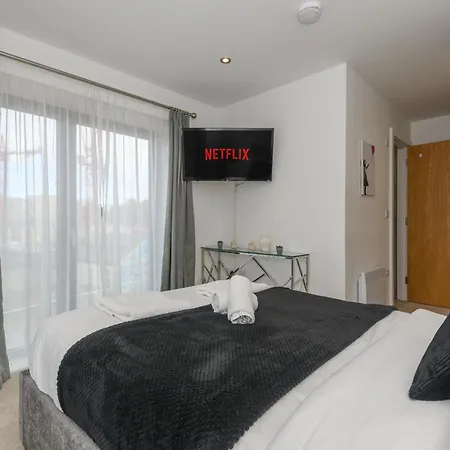 Luxury 3-bed, 3-bath Penthouse - Leeds Centre - Underground Parking شقة ليدز