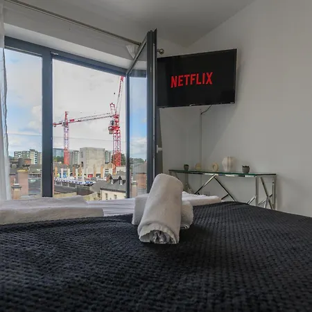 شقة Luxury 3-bed, 3-bath Penthouse - Leeds Centre - Underground Parking ليدز