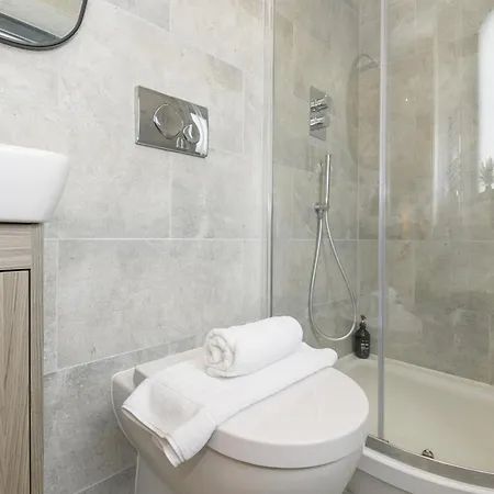 Luxury 3-bed, 3-bath Penthouse - Leeds Centre - Underground Parking Leeds (West Yorkshire)
