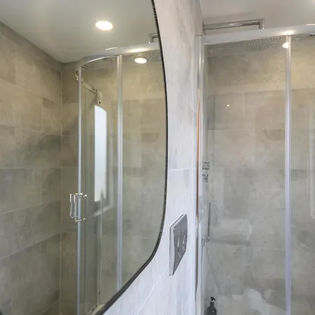 Luxury 3-bed, 3-bath Penthouse - Leeds Centre - Underground Parking * Leeds (West Yorkshire)