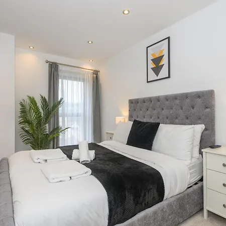 Luxury 3-bed, 3-bath Penthouse - Leeds Centre - Underground Parking شقة *