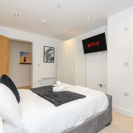 شقة Luxury 3-bed, 3-bath Penthouse - Leeds Centre - Underground Parking ليدز