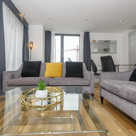 Luxury 3-bed, 3-bath Penthouse - Leeds Centre - Underground Parking *