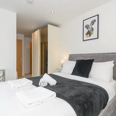 Luxury 3-bed, 3-bath Penthouse - Leeds Centre - Underground Parking ليدز