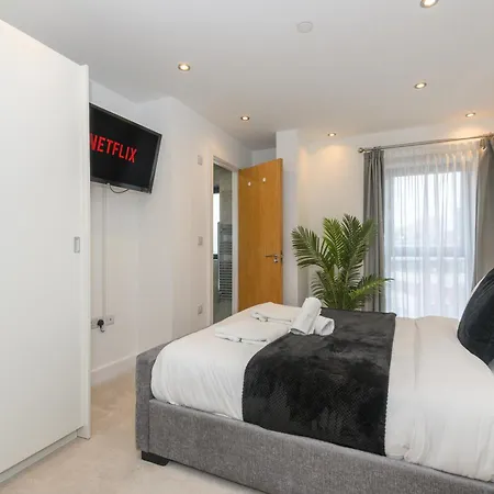 Luxury 3-bed, 3-bath Penthouse - Leeds Centre - Underground Parking * ليدز