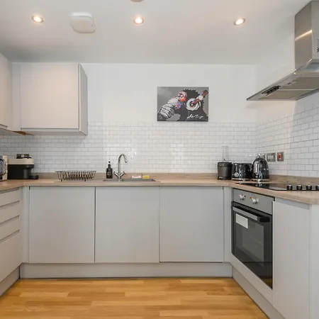Luxury 3-bed, 3-bath Penthouse - Leeds Centre - Underground Parking