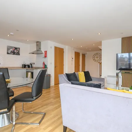 شقة Luxury 3-bed, 3-bath Penthouse - Leeds Centre - Underground Parking ليدز