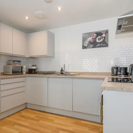 Luxury 3-bed, 3-bath Penthouse - Leeds Centre - Underground Parking *
