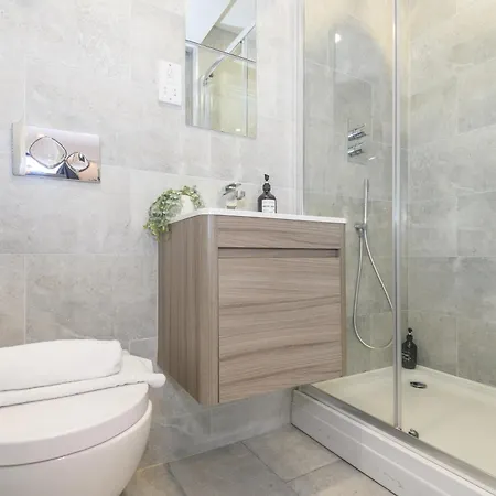 Luxury 3-bed, 3-bath Penthouse - Leeds Centre - Underground Parking شقة *