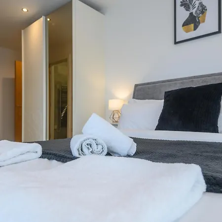 Luxury 3-bed, 3-bath Penthouse - Leeds Centre - Underground Parking شقة ليدز