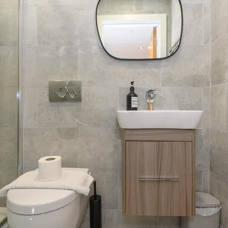 Luxury 3-bed, 3-bath Penthouse - Leeds Centre - Underground Parking *