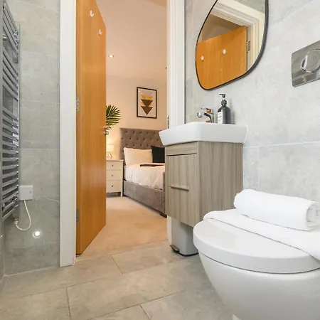 Luxury 3-bed, 3-bath Penthouse - Leeds Centre - Underground Parking ليدز
