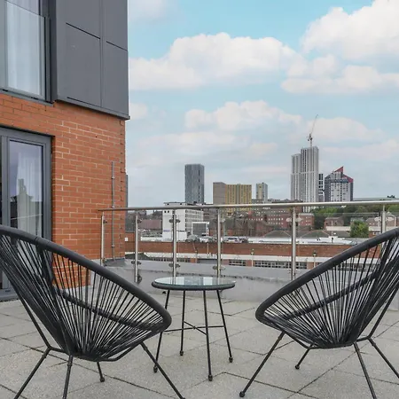 Luxury 3-bed, 3-bath Penthouse - Leeds Centre - Underground Parking * ليدز