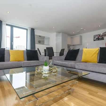 Luxury 3-bed, 3-bath Penthouse - Leeds Centre - Underground Parking
