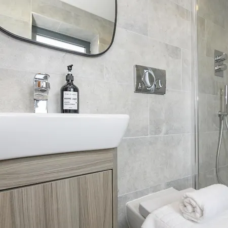 Luxury 3-bed, 3-bath Penthouse - Leeds Centre - Underground Parking شقة *