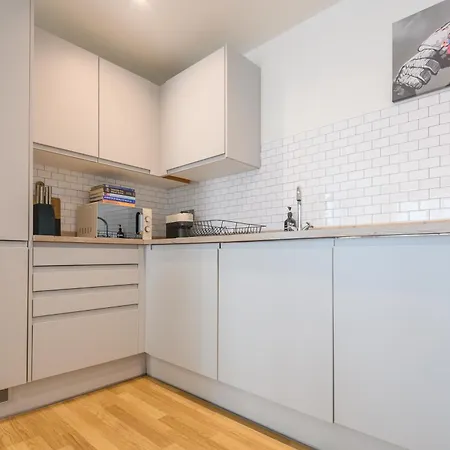 Luxury 3-bed, 3-bath Penthouse - Leeds Centre - Underground Parking شقة ليدز