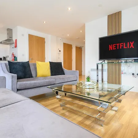 Luxury 3-bed, 3-bath Penthouse - Leeds Centre - Underground Parking ليدز