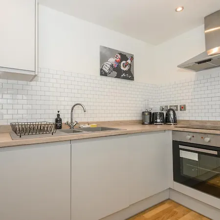 Luxury 3-bed, 3-bath Penthouse - Leeds Centre - Underground Parking * ليدز