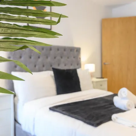 Luxury 3-bed, 3-bath Penthouse - Leeds Centre - Underground Parking شقة