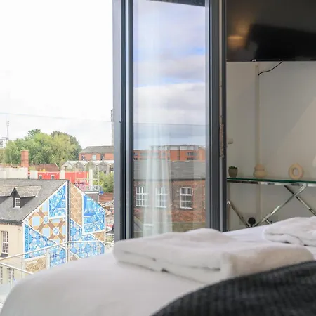 Luxury 3-bed, 3-bath Penthouse - Leeds Centre - Underground Parking شقة ليدز