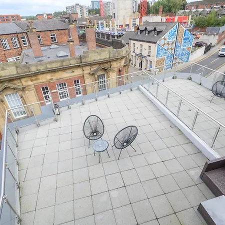 شقة Luxury 3-bed, 3-bath Penthouse - Leeds Centre - Underground Parking ليدز
