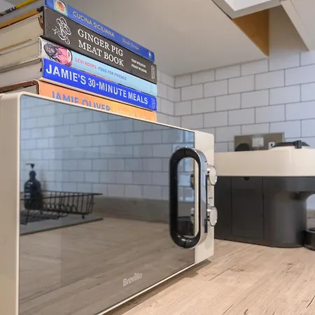 Luxury 3-bed, 3-bath Penthouse - Leeds Centre - Underground Parking *