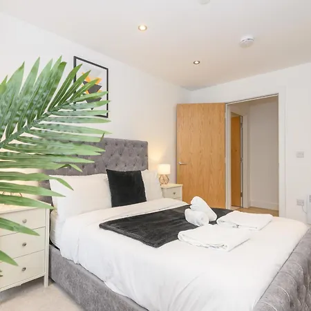 Luxury 3-bed, 3-bath Penthouse - Leeds Centre - Underground Parking ليدز