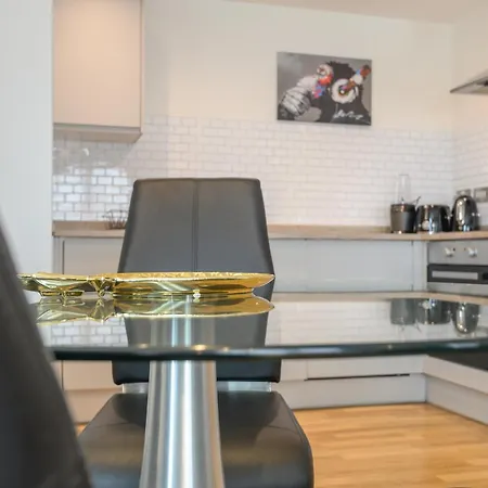 Luxury 3-bed, 3-bath Penthouse - Leeds Centre - Underground Parking