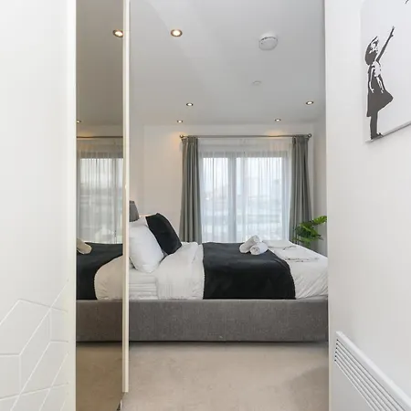 Luxury 3-bed, 3-bath Penthouse - Leeds Centre - Underground Parking شقة ليدز