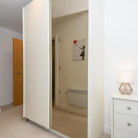 شقة Luxury 3-bed, 3-bath Penthouse - Leeds Centre - Underground Parking ليدز