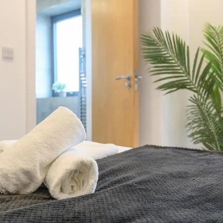 Luxury 3-bed, 3-bath Penthouse - Leeds Centre - Underground Parking *
